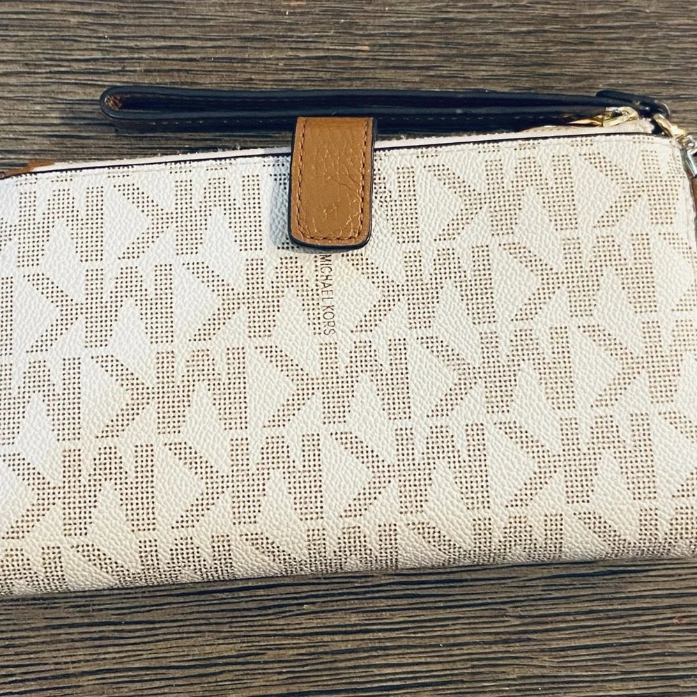 MICHAEL KORS Adele Logo Smartphone Double Zip  Wallet Color: Vanilla / Acorn - Picture 9 of 12